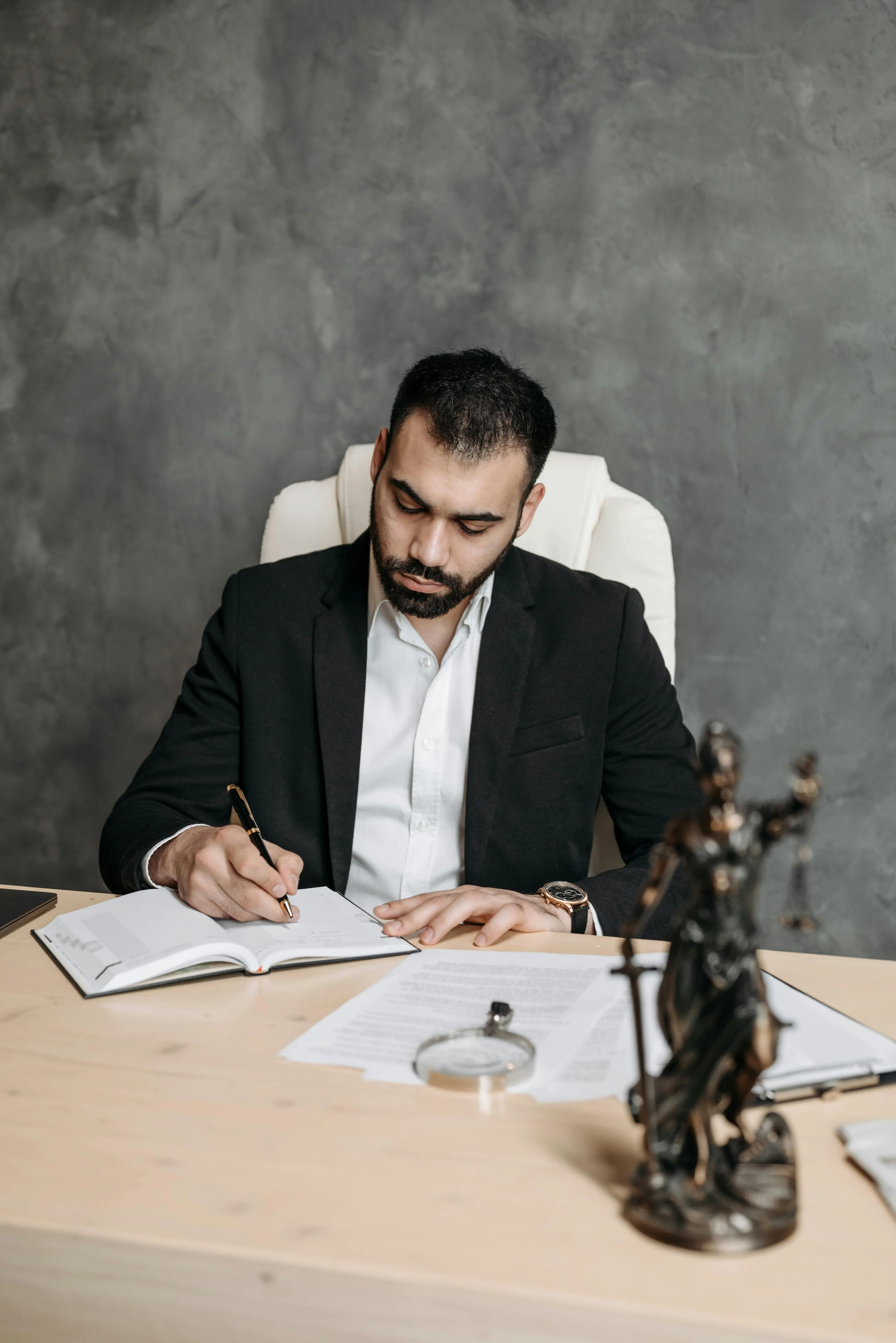 Abogado ayudando a personas en sucesiones y divorcios