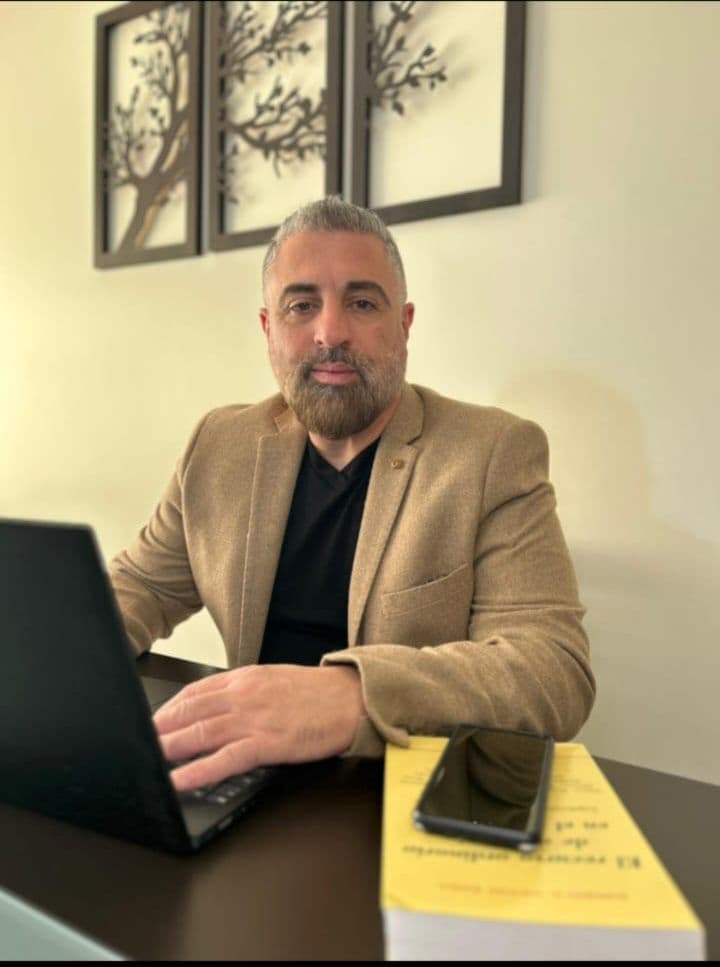 Abogado ayudando a personas en sucesiones y divorcios